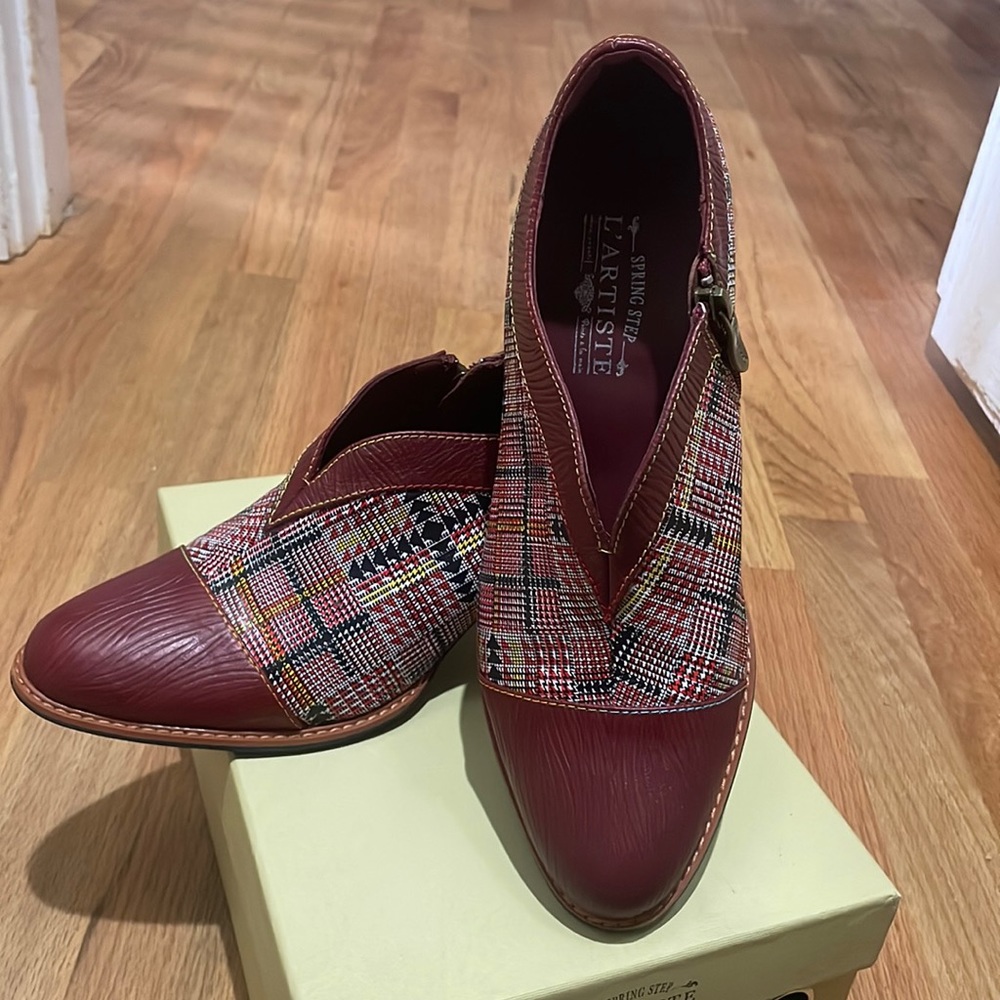 L’Artiste Spring Step Palagia Cap Toe Ankle Booties